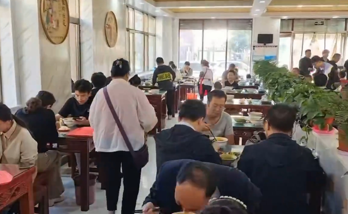 兰州陈记牛肉面民乐店营业中，生意兴隆，财源广进