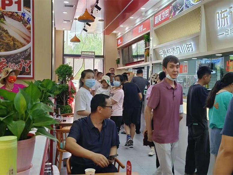 新疆阿克苏翡翠城兰州陈记牛肉面店的24小时运营